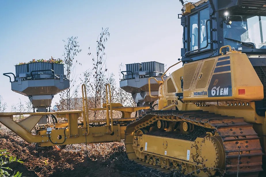 Komatsu apresenta máquina de plantar floresta na Agrishow