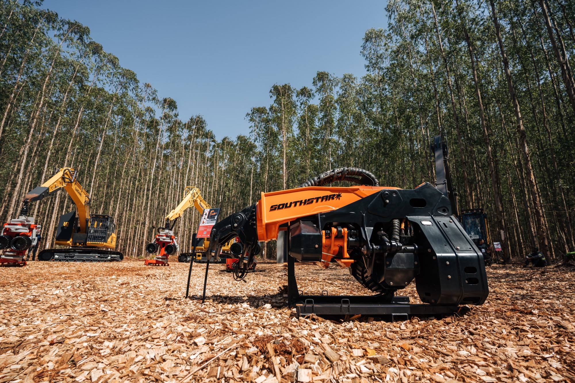 Log Max tem participação na Expoforest marcada por estratégia multimarcas e demonstrações de cabeçotes clássicos
