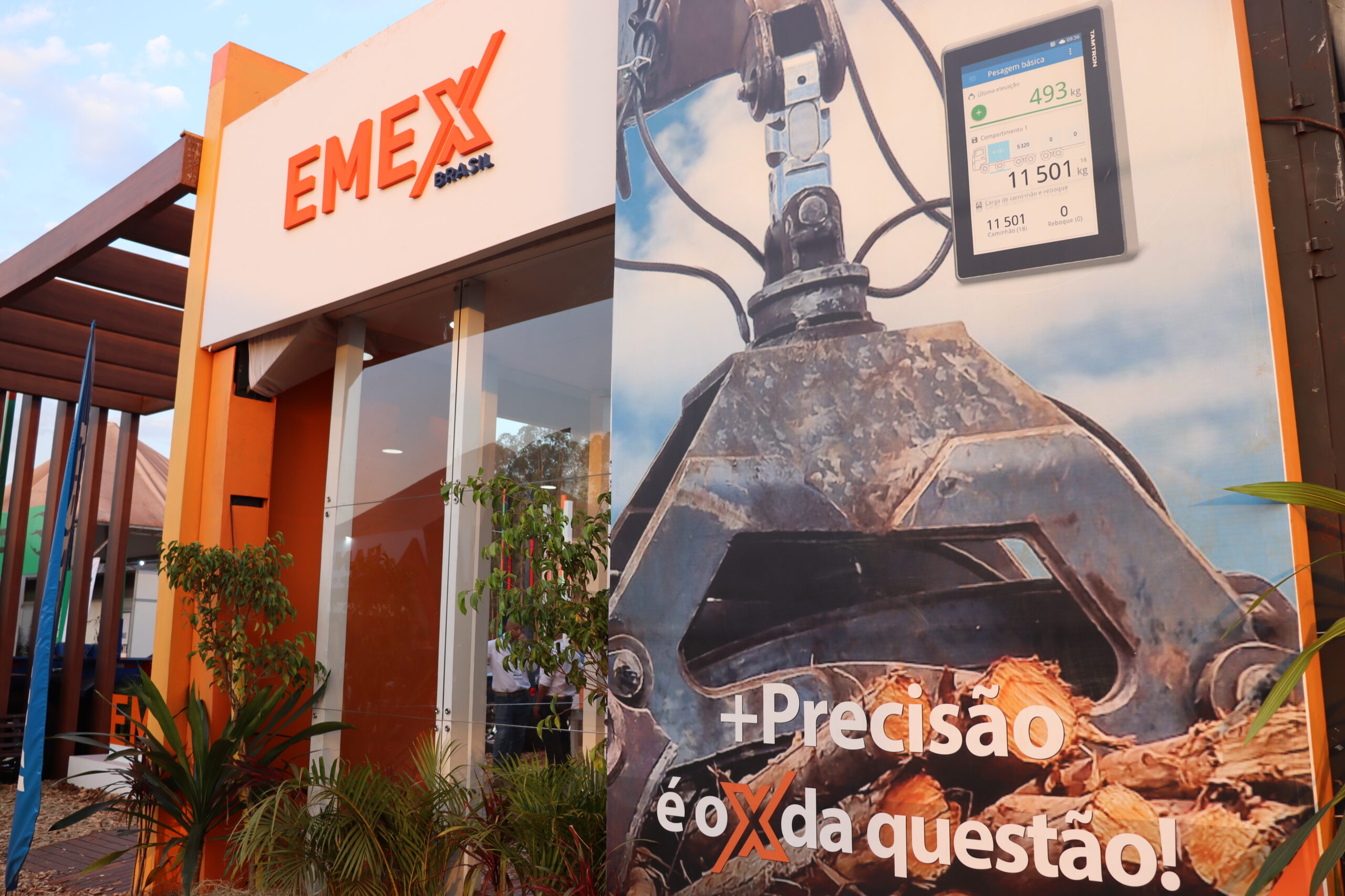 Emex ratifica status de referência com equipamentos para transporte florestal